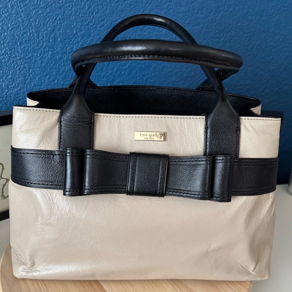kate spade Handbags - KATE SPADE EUC Villabella satchel bag Black/Cream w/ Bow 15”x9x5, minor callout